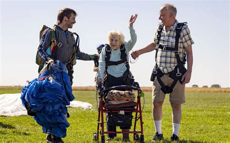 Dorothy Hoffner Macht Mit 104 Jahren Einen Fallschirmsprung