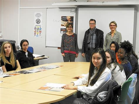 Vannes Lyc E Jean Gu Henno Les L Ves Se Pr Parent Pour Le Salon Du