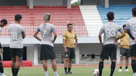 Sore Ini Pelatih Erwan Hendarwanto Perdana Pimpin Latihan PSIM