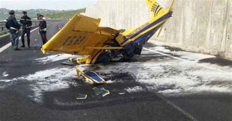 Sicilia Aereo Precipita Sulla Statale Morto Il Pilota