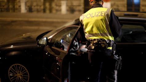 OÖ Lenker ohne Führerschein und mit Freundin im Kofferraum unterwegs