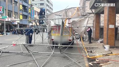 高雄工地鷹架遭吹垮壓2車 勞工局：勒令停工將罰 華視新聞網