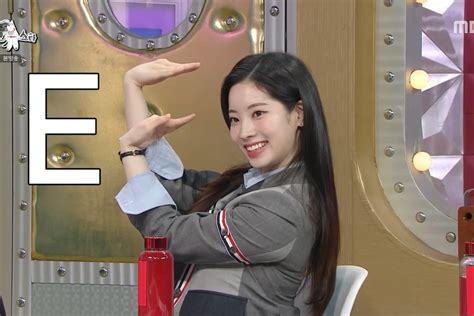 ɴᴀʏᴇᴏɴ 𝐁𝐞𝐭𝐰9𝐞𝐧 1 2 on Twitter RT godmitzu Dahyun doing the L O V E