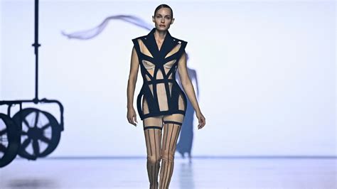 Atemberaubender Walk Paris Hilton Zeigt Im Mugler Minidress Sexy