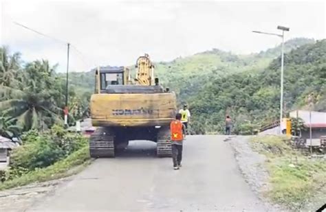 Parah Dilintasi Excavator Jalan Aspal Berpotensi Rusak Padahal