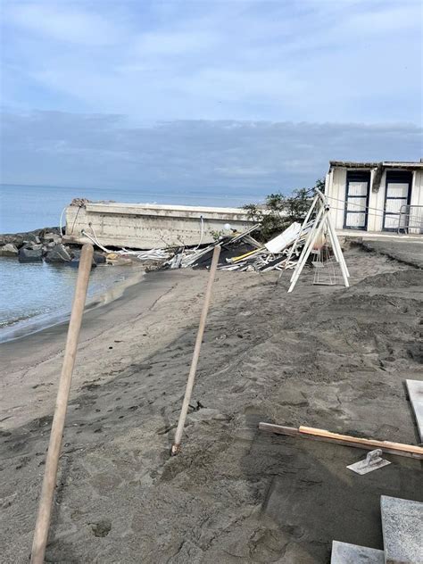 Maltempo Mareggiate A Fregene Danni Agli Stabilimenti Balneari