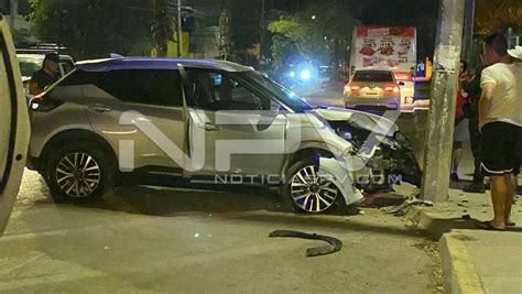 Destroz Su Camioneta Al Chocar Con Poste De Cfe En El Infonavit