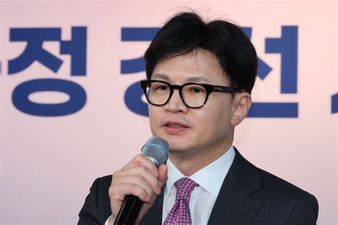 때릴수록 커지는 한동훈 ‘김건희 여사 연락 무시 논란 ‘연판장으로 돌파할까 이런정치 헤럴드경제