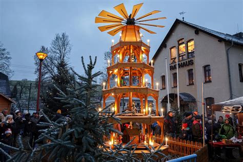 Pyramidenfest St Egidien Wo elf Weihnachtsmänner anrücken