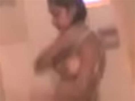 Morrita chichona bañándose XVIDEOS