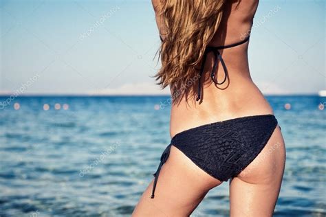 Sexy Espalda De Una Hermosa Mujer En Bikini Negro Sobre Fondo De Mar