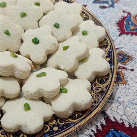 طرز تهیه شیرینی بادامی خوشمزه و پفکی به روش قزوینی