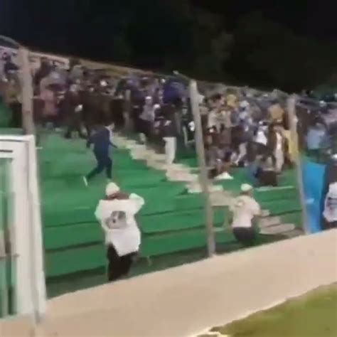 Torcida Jovem Do Santos Invadindo Setor Do Gr Mio No Alfredo Jaconi