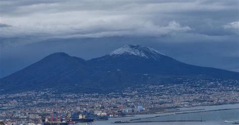 La Foto Il Vesuvio Di Nuovo Imbiancato