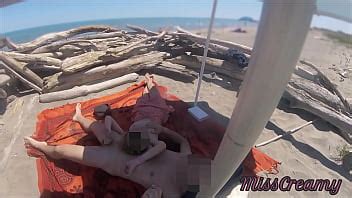 Profesora exhibicionista Al aire libre Amateur Milf Paja Gran polla en la playa nudista público