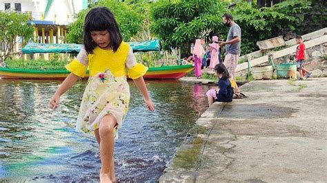 Sungai Kahayan Meluap Sebagian Anak Tangga Di Bawah Jembatan Kahayan