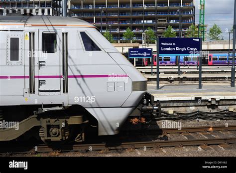 Class 91 Electric Locomotive 91125 At King S Cross Railway Station London England Uk Stock