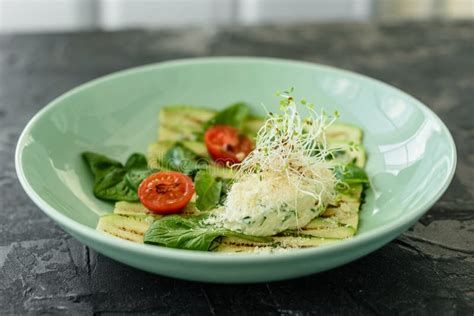 Ensalada De Rebanadas Del Calabac N Con El Tomate De Cereza El Queso