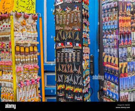 Souvenir Shop In Paris Frankreich Stockfotografie Alamy