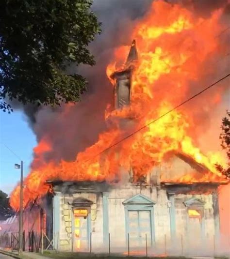 Incendio destruyó por completo iglesia patrimonial Nuestra Señora de la