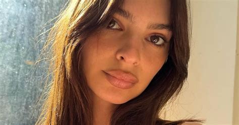 Emily Ratajkowski Laat In Doorschijnende Outfit Weinig Aan De