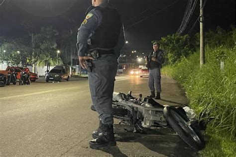 Motociclista Morre Ao Tentar Desviar De Buraco E Bater Em Carreta