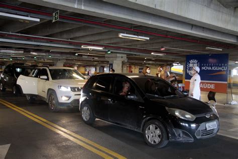 Primeiro dia de vacinação no drive thru do Top Shopping tem atendimento