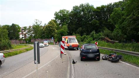 Motorradfahrer stürzt und schlittert in den Gegenverkehr