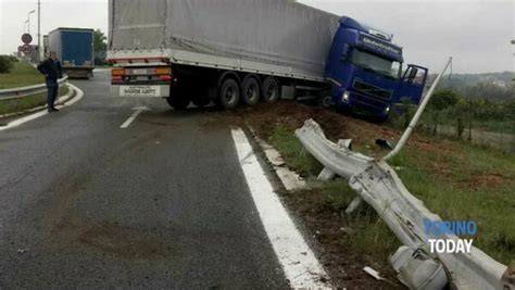 Incidente Nell Area Servizio Rivoli Nord In Tangenziale Tir Fuori