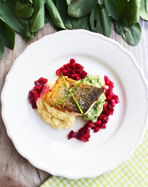 Der Fisch Brutzelt In Der Pfanne Mit Rosmarin Und Knoblauch Dann Das