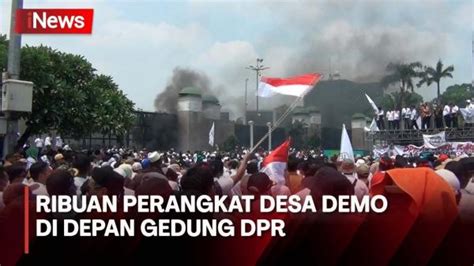 Aksi Bakar Ban Warnai Demo Perangkat Desa Di Depan Gedung DPR