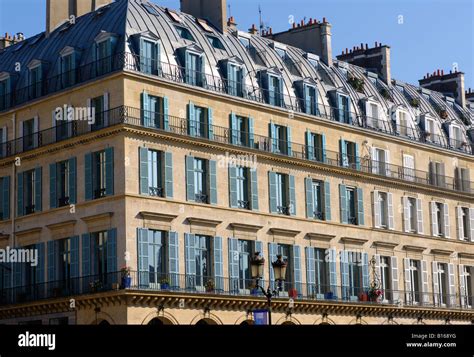 La Façade De Style Haussmannien Sur La Célèbre Rue De Rivoli Paris