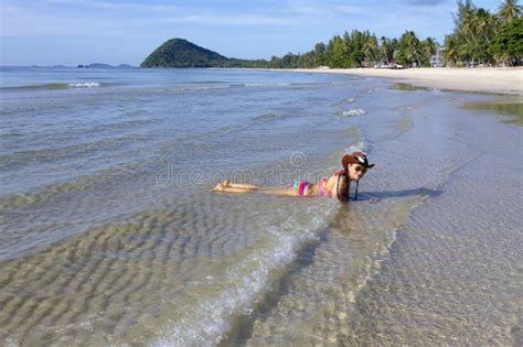 Sexy Bikini Der Frau Entspannen Sich Wellensonnenschein Auf Strand Stockfoto Bild Von Feiertag