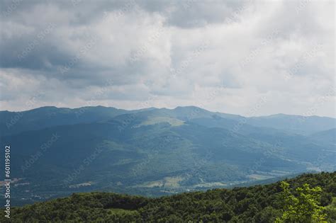 Widok Na Bieszczadzkie Pasma G Rskie Malownicze I Dzikie Regiony W