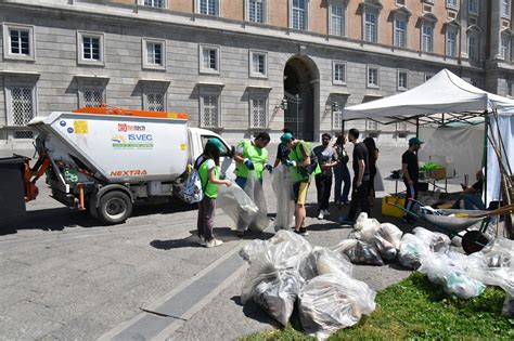 Piazza Carlo Iii Di Borbone Pulita Dai Volontari Caserta Kest