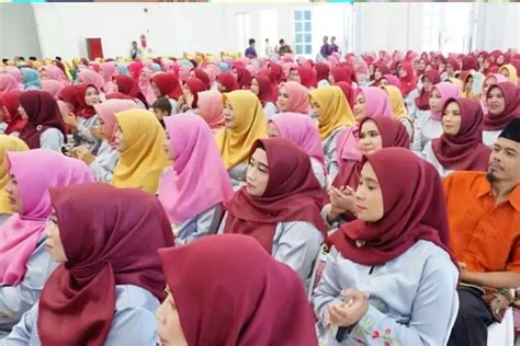 Ratusan Peserta Sekolah Keluarga Di Bukittinggi Resmi Diwisuda Wako