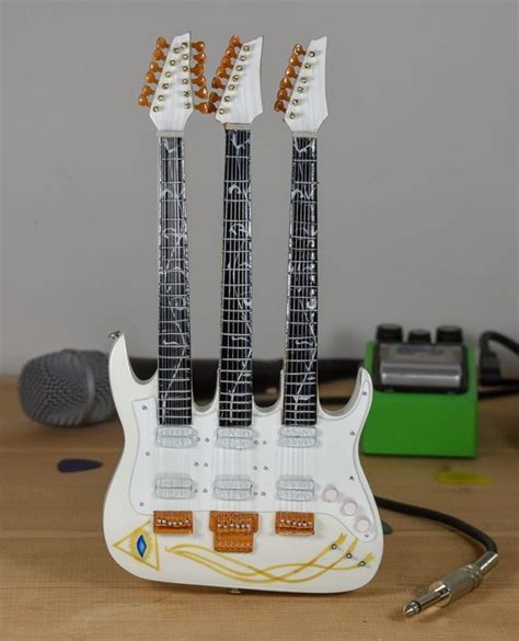 Steve Vai – Triple Neck – Mini Guitars