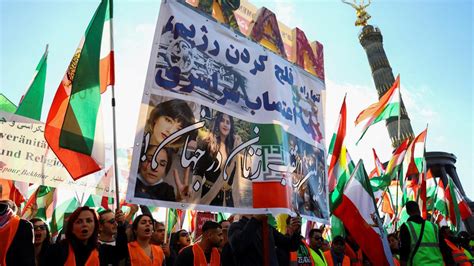 Solidarit T Mit Protesten Im Iran Zehntausende Demonstrieren In Berlin