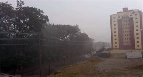 Vídeo mostra força da tempestade e dos raios em São Carlos São Carlos