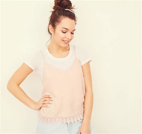 Portrait de jeune fille brune belle modèle de fille avec du maquillage nude dans des vêtements