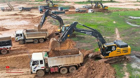 Super Operators Excavator Clearing Soils Digging Into Dump Trucks