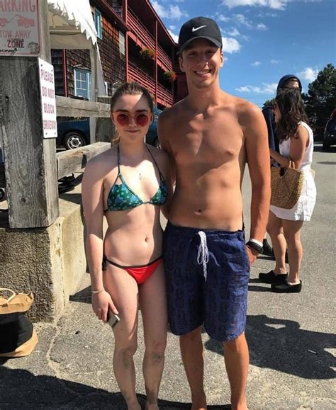 Hot Sexy New Maisie Williams Bikini Pics