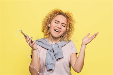 Het Emotionele Meisje Luistert Aan Muziek Op De Telefoon Zij Geniet Van