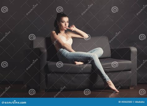 Fille Sexy Dans Le Soutien Gorge Et Des Jeans Image Stock Image Du Adulte Attrayant 45562583