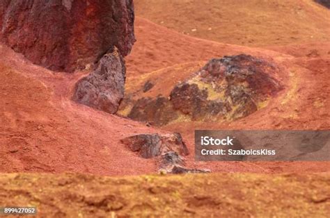 Tambang Bauksit Batuan Sedimen Bauksit Lapuk Mentah Di Permukaan Foto