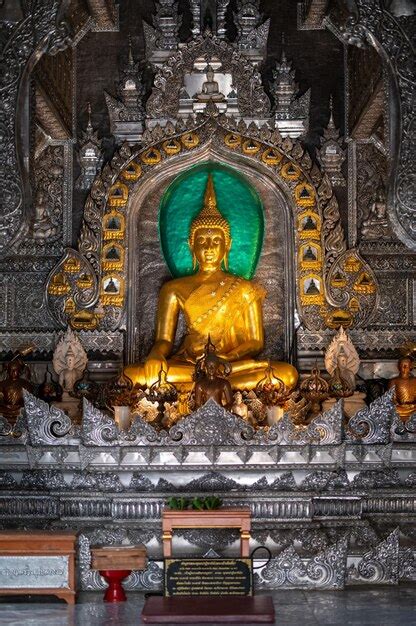 Una Estatua De Buda Se Sienta En Un Templo Foto Premium