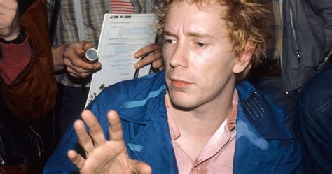 Wokalista Sex Pistols nie znosił Pink Floyd Nosił koszulkę z kontrowersyjnym hasłem Muzyka w