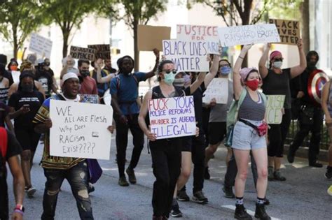 Caos En Atlanta Por Muerte De Afroamericano A Manos De La Policía