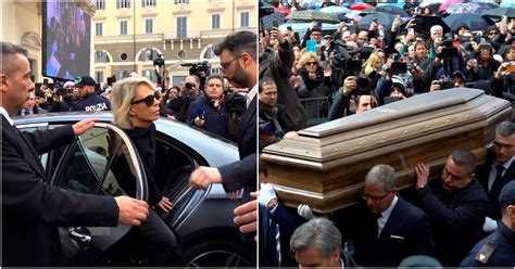 Funerali Di Maurizio Costanzo Applauso Della Folla All Arrivo Di Maria