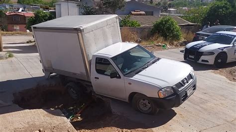 Cae Camioneta De Carga En Zanja Abierta Por La JMAS Omnia